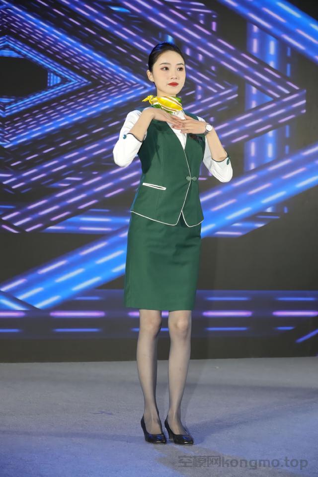 东方航空绿色空姐制服，漂亮空姐黑丝合影 第1张